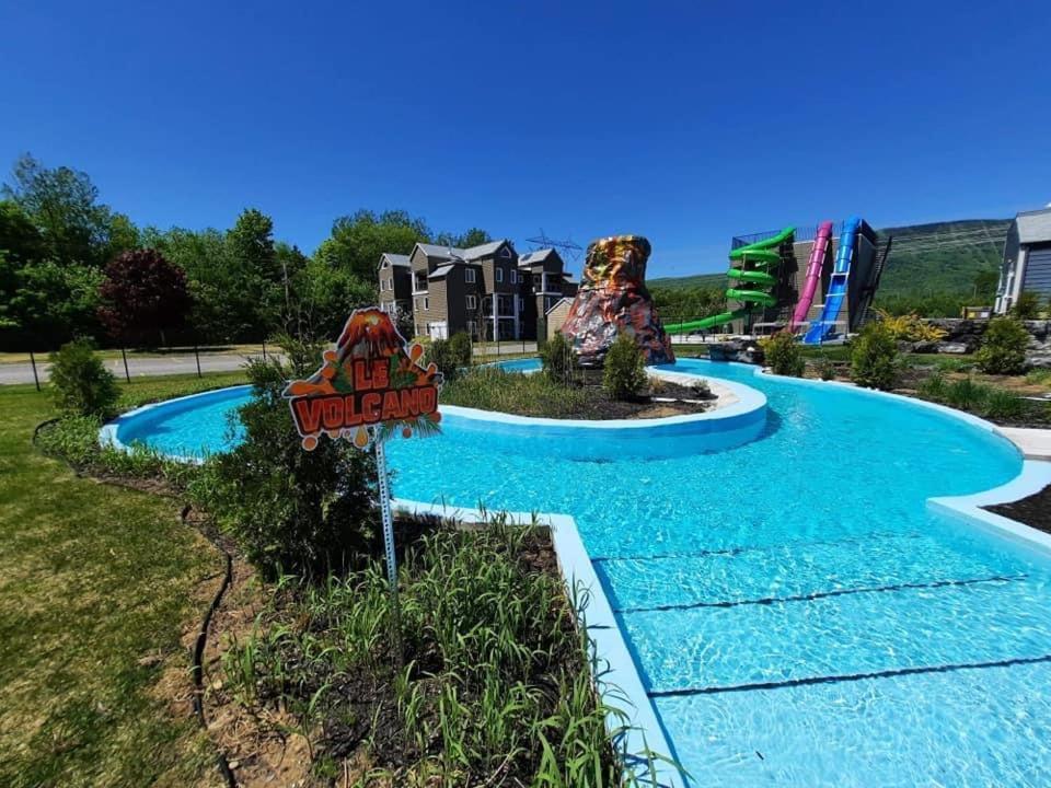 Condo Avec Parc Aquatique ! Beaupré Dış mekan fotoğraf